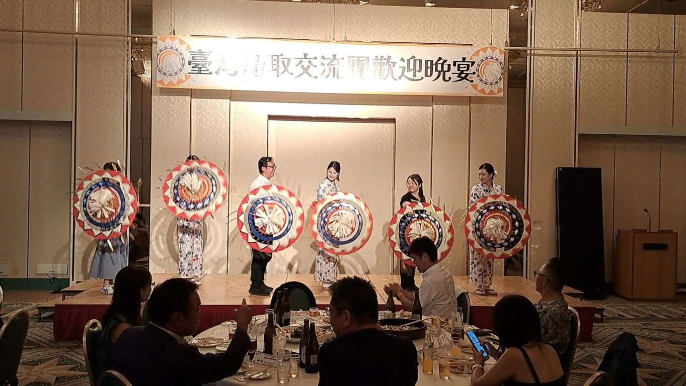 Festival Tari Payung Qiang Qiang di Prefektur Tottori, Jepang, dan Festival Lentera Langit Pingxi di Kota New Taipei keduanya memiliki makna pemberkatan. Kota ini juga mengundang teman-teman dari Jepang untuk berpartisipasi dalam Festival Lentera Langit Pingxi di New Taipei di masa depan dan bersama-sama memberikan berkat. (Di atas adalah latihan Tari Payung Qiang Qiang, gambar/sumber: Biro Pariwisata Kota New Taipei)